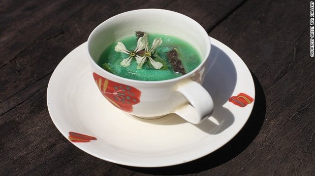邦人芸術家２人組「ユナイテッド・ブラザーズ」が福島産の材料で作ったスープを提供＝GREEN TEA GALLERY提供