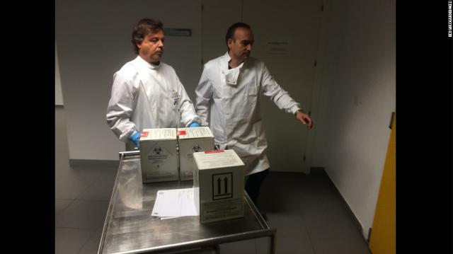 スペインの保健当局に運び込まれたエボラ熱の検査用サンプル。ラモスさんの症状に大きな改善が見られたという