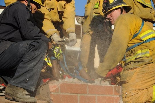 煙突を解体する消防署の隊員＝消防当局提供