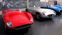 博物館にはフェラーリやメルセデス・ベンツなどの名車が並ぶ