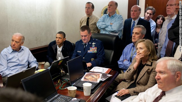 作戦の実施をホワイトハウスでモニターするオバマ大統領（左から２番目）ら