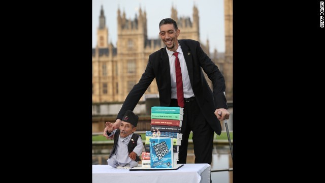 世界一背の高い男性と小さい男性が対面　ギネス世界記録の日 - CNN.co.jp