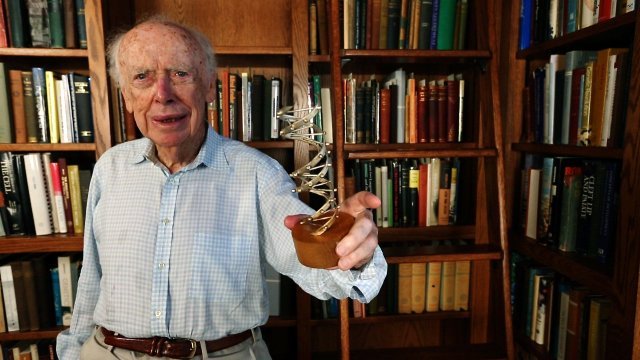 ノーベル賞受賞者のジェームズ・ワトソン氏。メダルを競売に出品する