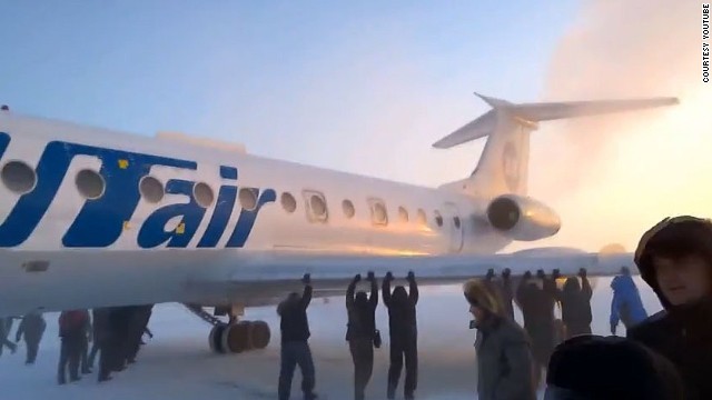 飛行機はこの後無事に離陸した＝YOUTUBEから