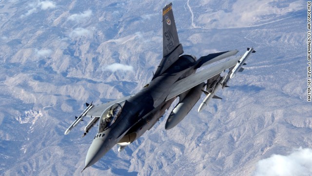 Ｆ１６戦闘機が墜落しパイロットが死亡した。写真は２００６年の訓練時の様子