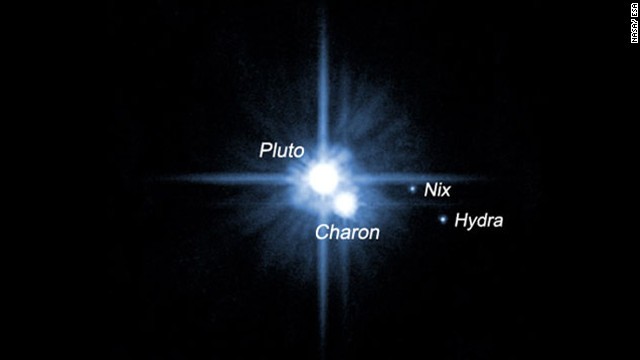 冥王星とその近くで明るく輝くカロン=NASA/ESA提供