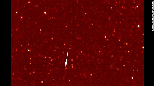 ニューホライズンズが０６年に撮影した冥王星。距離は約４２億キロもあった＝NASA/JOHNS HOPKINS UNIVERSITY提供