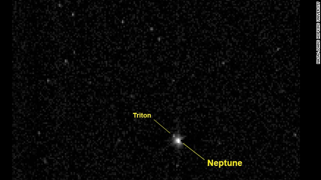 海王星の軌道を越えたのは14年8月。約39億キロかなたの海王星とその衛星トリトンを撮影=NASA/JOHNS HOPKINS UNIVERSITY提供