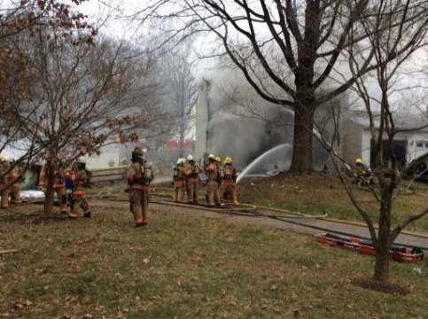 小型機が民家に墜落＝Pete Piringer/Montgomery Co Fire提供