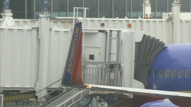 旅客機２機の機体一部が衝突して１機の主翼先端部分がもがれた