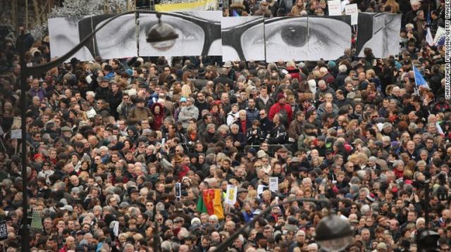 テロに抗議する大規模な行進が１１日、パリ市内で実施された
