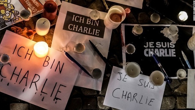 連帯の象徴となった「Ｊｅ　Ｓｕｉｓ　Ｃｈａｒｌｉｅ（私はシャルリー）」の標語。次号の表紙にはこの標語も盛り込まれるという