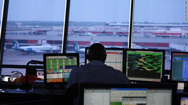 アトランタ国際空港の管制官。旅客機２機に爆破予告があり、戦闘機が空港まで誘導した