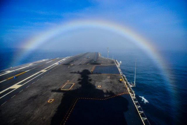 空母の甲板上に虹がかかった＝SPC Ignacio D. Perez./U.S. Navy提供