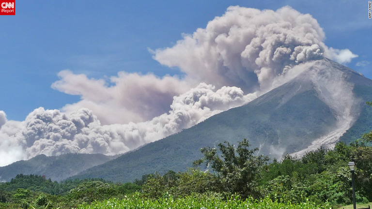グアテマラのフエゴ火山が９日に噴火して、空港が閉鎖されたほか、住民１００人が避難した。写真は２０１２年９月の噴火の様子