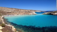 ３．ラビットビーチ（ランペドゥーサ島、イタリア）