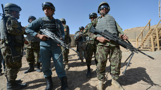 米海兵隊員から訓練を受けるアフガン兵。米国防長官が米軍撤退の期限延長を示唆した