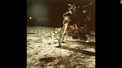 アポロ１１号のニール・アームストロング船長がバズ・オルドリン飛行士を撮影 (c)NASA