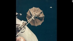 アポロ１７号の月面車のアンテナ。上に見えるのは地球 (c)NASA