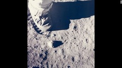 オルドリン飛行士の足 (c)NASA