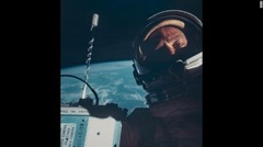 バズ・オルドリン氏が宇宙空間で初の「自分撮り」 (c)NASA