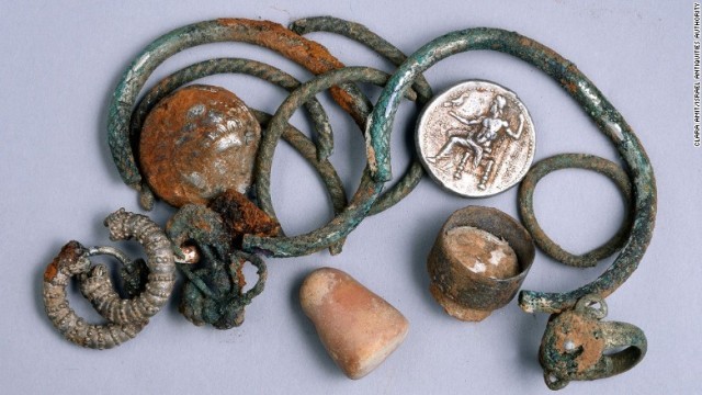 鍾乳洞で銀貨やアクセサリーが発見された