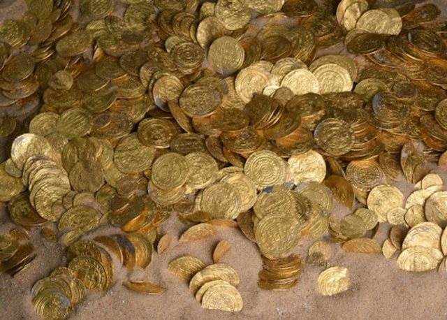 先月イスラエル沖で発見された金貨＝イスラエル考古学庁提供