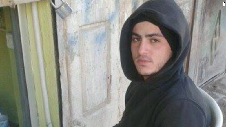 少年が「イスラエルのスパイ」を射殺　ＩＳＩＳが新たな映像(1/2) - CNN.co.jp