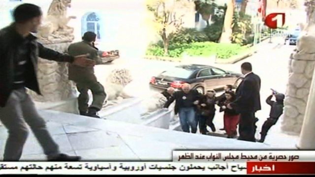チュニジア首都の博物館で襲撃事件が発生＝TUNISIAN TV提供