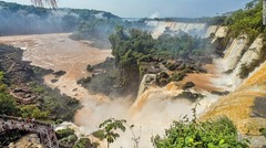 「悪魔ののど笛」はイグアスを象徴する滝。幅１５０メートル、長さは７００メートルに及ぶ
