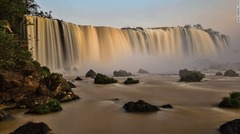 ブラジル側へ渡るにはパスポートが必要かもしれないが、朝日や夕日の美しさは必見だ