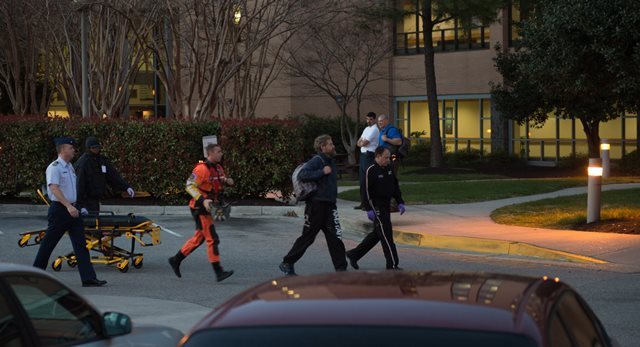 歩いてヘリコプターから降りて病院に入るジョーダンさん　(C)PO2 Walter Shinn/US Coast Guard