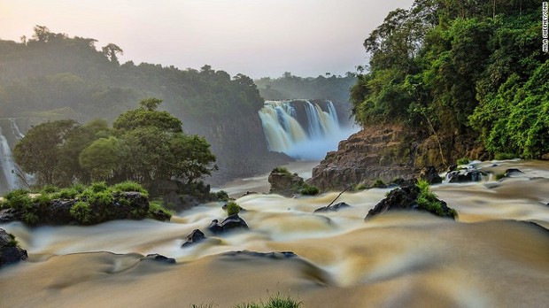 ブラジル側の展望台からは滝の全景を見渡せる