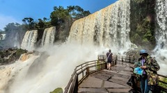 アルゼンチン側の遊歩道からは、滝を間近に見ることができる