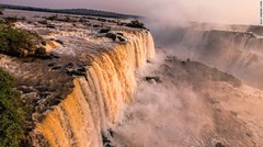 イグアスの滝はブラジル側からの眺めが素晴らしい。リフトやヘリコプターに乗るのもお薦め