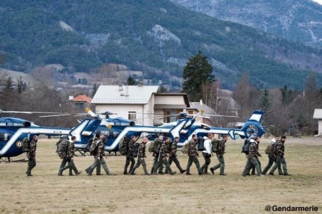 墜落直後から捜索活動が続く＝National Gendarmerie提供