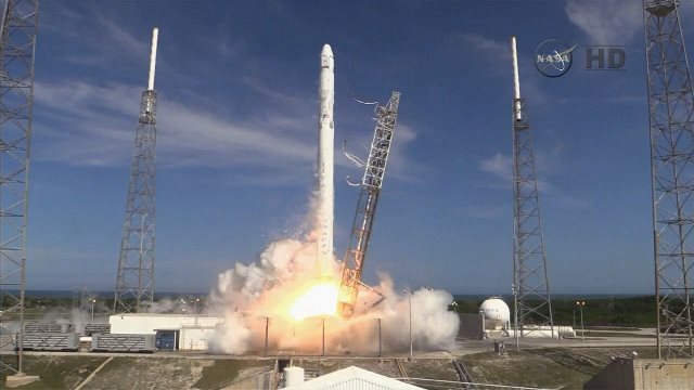 スペースＸが無人宇宙船「ドラゴン」を打ち上げ＝NASA TV提供