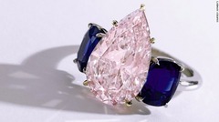 パープルピンクのダイヤとサファイアの指輪は２４０万ドルで落札