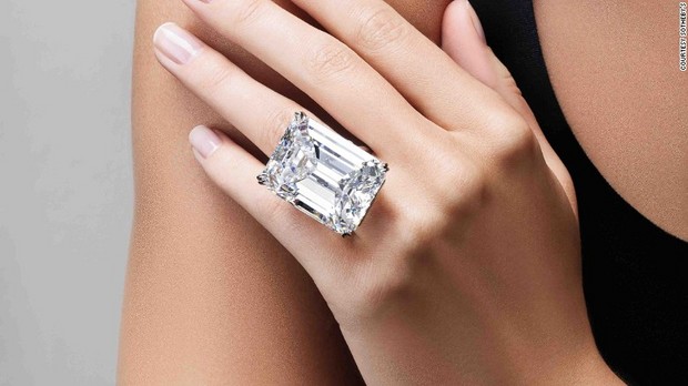 １００カラットのダイヤモンドが２２００万ドル（約２６億４０００万円）で落札