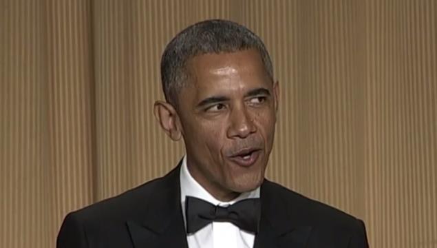 毎年恒例のホワイトハウス記者クラブ主催の夕食会でジョーク満載のスピーチを披露するオバマ米大統領