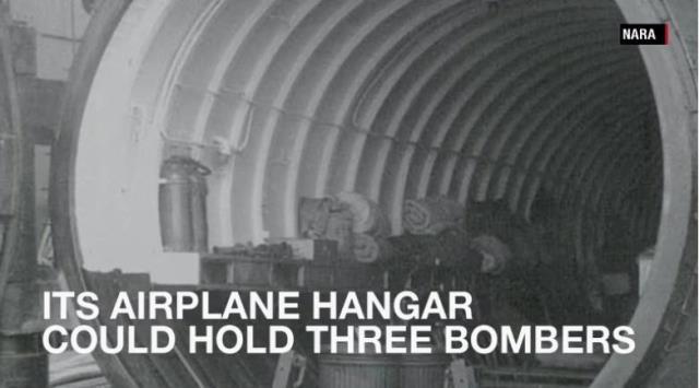 伊４００には８００キロの爆弾搭載可能な水上機３機の格納筒があった＝NARA提供