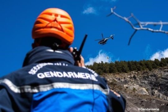 墜落現場で作業にあたる捜査員＝３月、National Gendarmerie提供