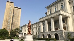 金日成総合大学のキャンパス内。金正日（キムジョンイル）総書記の像に学生が一礼する