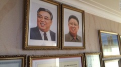 北朝鮮のすべての家庭と同様、室内には歴代の最高指導者の肖像画が飾られている。社会主義国の北朝鮮では、住宅は国家から勤労者へ無償で提供される