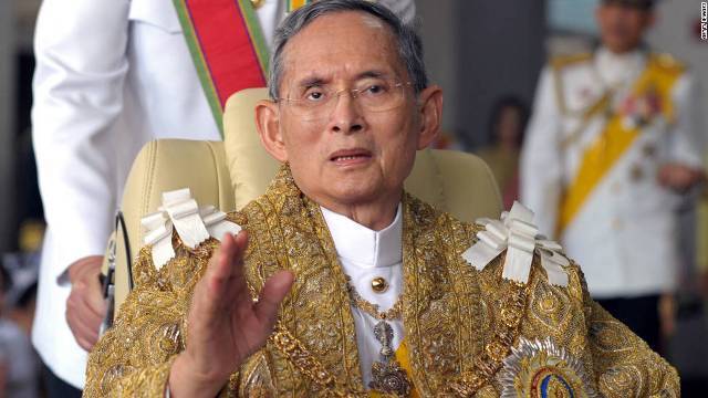 タイのプミポン国王。７カ月ぶりに退院した