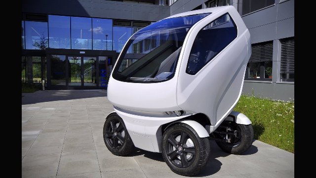 ドイツで開発中の小型電気自動車（ＥＶ）。車体を変形させ、車輪の向きを変えることで狭いスペースにも簡単に駐車できる＝独ＤＦＫＩ提供