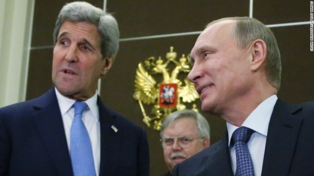 ロシアを訪問したケリー米国務長官（左）はプーチン大統領らと会談を行った