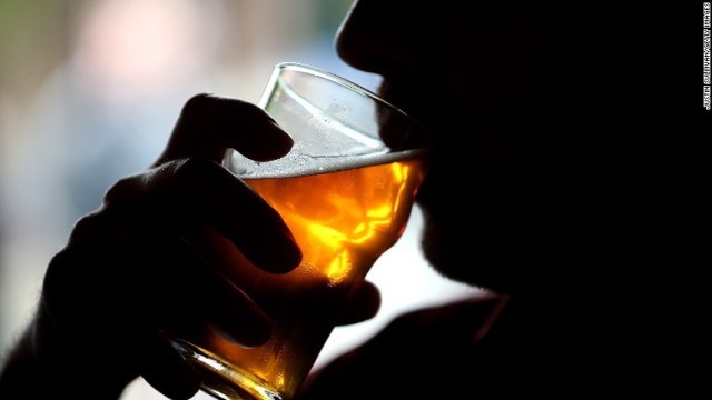 １５歳未満の飲酒は２００１年からの１０年間で男女ともに１５％程度増加した