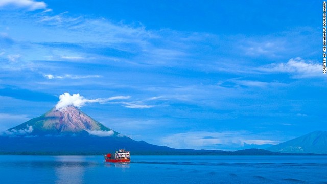 ニカラグア湖に浮かぶオメテペ島。淡水湖に浮かぶ火山島としては世界最大＝THE NICARAGUA TOURISM BOARD提供