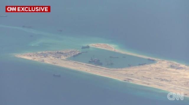 南シナ海で人工島の建設を進める中国